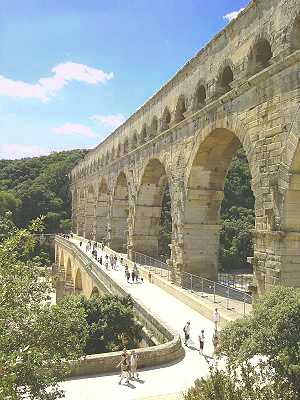 Strasse neben Pont du Gard 